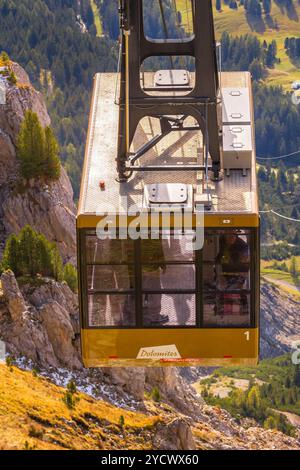 St. Ulrich, Italien - 29. September 2024: Nahaufnahme Seilbahn gelbe Kabine Furnes nach Seceda in Gröden, Dolomiten Alpen und Lufttal im Herbst Stockfoto