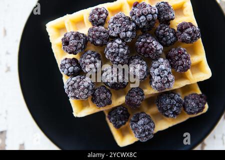 Belgische Waffeln mit Brombeeren auf dem alten Holztisch, close-up Stockfoto