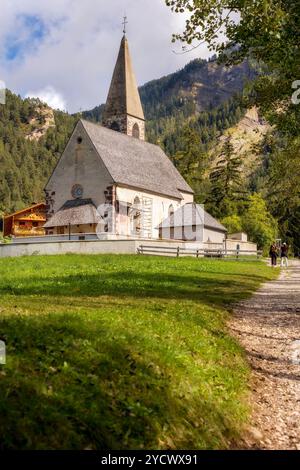 Santa Maddalena, Italien - 28. September 2024: Dorf St. Magdalena, kleine Kirche in den Dolomiten, Val di Funes Stockfoto