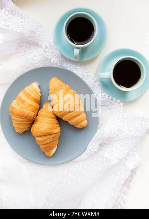 Tasse Kaffee mit Croissant Stockfoto