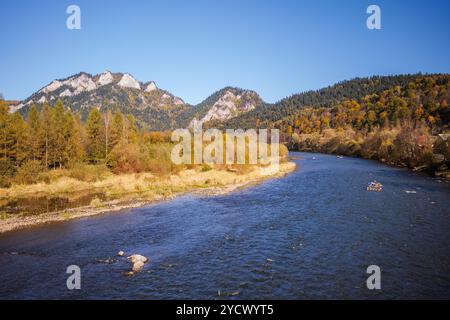 Polnische Berge im Herbst. Pieniny Mountains. Blick auf die felsigen Gipfel von Trzy Korony. Der Dunajec River im Vordergrund. Sromowce Nizne, Polan Stockfoto