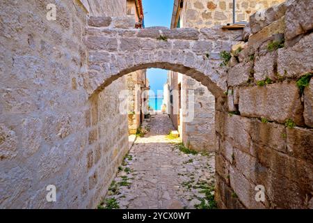 Schmale Stein mediterranen Straße in Prvic Sepurine Dorf Stockfoto