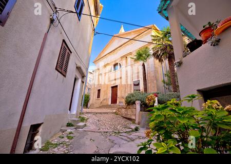 Alte Adria Crikvenica Stone Street und Blick auf die Kirche Stockfoto