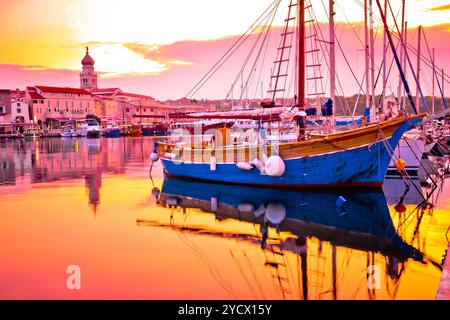 Historische Insel Stadt Krk Golden Dawn mit Blick aufs Wasser Stockfoto