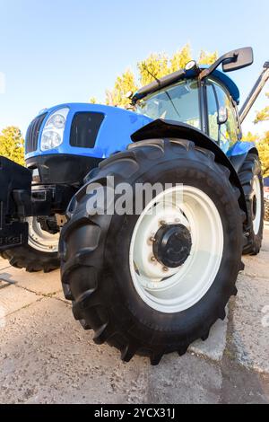 Moderner landwirtschaftlicher Traktor New Holland stellte auf der jährlichen Volga Agroindustriemesse aus Stockfoto