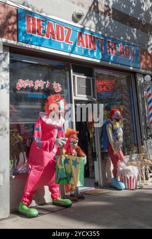 Das Äußere von Headz ist noch nicht fertig Friseur auf der 37th Avenue mit gruseligen halloween-Dekorationen. In Jackson Heights, Queens, New York. Stockfoto