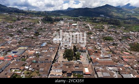 Sonson, Antioquia - Kolumbien. Oktober 2024. Luftaufnahme mit einer Drohne der Gemeinde, mit einer Bevölkerung von 33.598 Einwohnern. Stockfoto