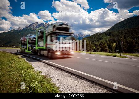 Lkw-Anhänger Transporte neue Autos Fahrten auf der Autobahn Stockfoto