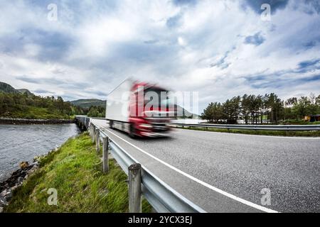 Kraftstoff Lkw Rast auf der Autobahn, Norwegen. Lkw Auto in Bewegungsunschärfe. Stockfoto