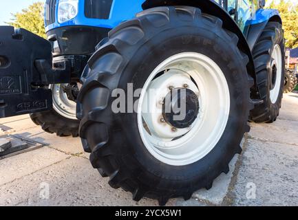 Großes Rad des neuen modernen landwirtschaftlichen Traktors New Holland auf der jährlichen Volga-Ausstellung für Agrarindustrie Stockfoto