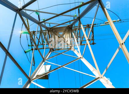 Innenansicht der Struktur unter dem Leistungsübertragungsturm. Hochspannungs-Elektromast Stockfoto