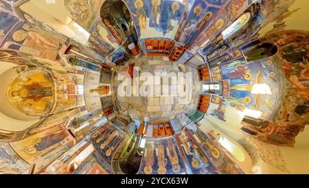 Studenica, Kraljevo, Serbien, September 2,2024: Top 360 Blick auf das Innere der serbisch-orthodoxen Kirche der Jungfrau im Kloster Studenica gewidmet Stockfoto