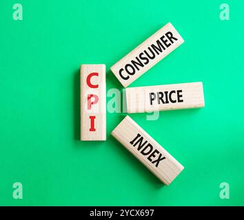 CPI - Symbol für Verbraucherpreisindex. Konzeptwort CPI auf Holzblöcken. Schöner grüner Hintergrund. Business- und CPI-Konzept. Kopierbereich. Stockfoto