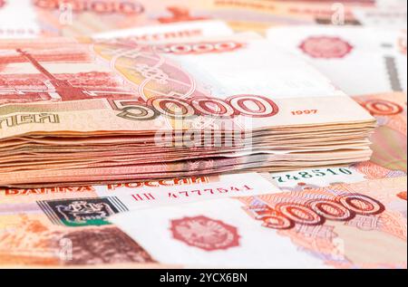 Ein Stapel von fünftausendsten Banknoten russischer Rubel aus nächster Nähe Stockfoto