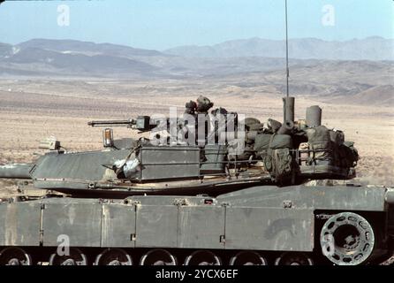 Fort Irwin, CA. USA. Mai 1991. Das Fort Irwin National Training Center (Fort Irwin NTC) ist ein wichtiges Trainingsgebiet für das US-Militär in der Mojave-Wüste im Norden des San Bernardino County, Kalifornien. Fort Irwin liegt auf einer durchschnittlichen Höhe von 2.454 ft (748 m) und liegt 37 mi (60 km) nordöstlich von Barstow in den Calico Mountains. Das National Training Center ist Teil des US Army Forces Command (FORSCOM). Die gegnerische Streitmacht im National Training Center ist das 11. Gepanzerte Kavallerie-Regiment, die Blackhorse Cavalry, die auf der Basis stationiert sind, um eine gegnerische Streitmacht zu bilden Stockfoto