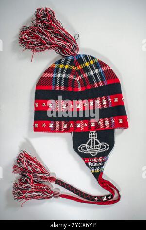 Eine Orb Knit-Beanie mit Ohrklappen, die Teil der kürzlich stattfindenden Zusammenarbeit zwischen Vivienne Westwood und Palace Streetwear ist. Stockfoto