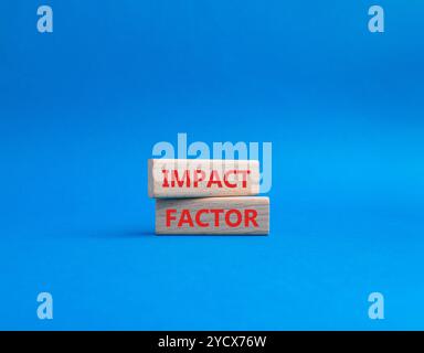 Symbol für Aufprallfaktor. Holzblöcke mit den Worten Impact Factor. Wunderschöner blauer Hintergrund. Business and Impact Factor Konzept. Kopierbereich. Stockfoto