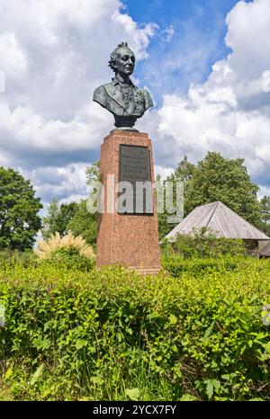 Denkmal für Alexander Suworow in seinem Anwesen in der Nähe von Borovichi am sonnigen Sommertag Stockfoto