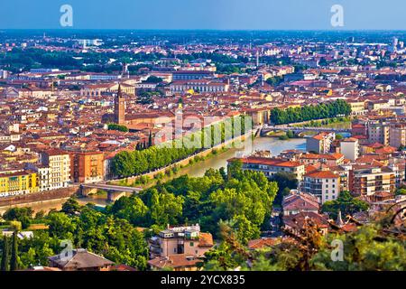 Stadt Verona Altstadt und Fluss Etsch Antenne Panoramaaussicht Stockfoto