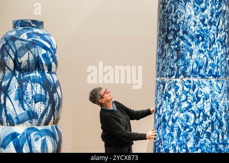 London, Großbritannien. 24. Oktober 2024. Expressions in Blue: Monumental Porcelain', eine Einzelausstellung der Keramikkünstlerin Felicity Aylieff in Kew Gardens (im Bild), die für ihre Zusammenarbeit mit Porzellanwerkstätten in Jingdezhen, China, der „Porzellanhauptstadt“ der Welt, bekannt ist. Töpferwerke, darunter 5 Meter hohe Vasen, die alle handgeworfen und mit Kobaltoxiden bemalt wurden, in einer modernen Interpretation des qīng-huā-Stils, sind vom 26. Oktober 2024 bis 23. März 2025 zu sehen. Ebenfalls zu sehen sind neue Fencai-Werke, inspiriert von botanischen Illustrationen aus Kews Archiv. Quelle: Stephen Chung / Alamy Live News Stockfoto