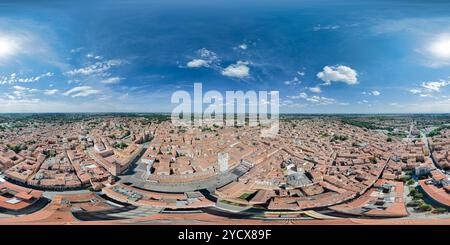 360 Grad Panorama Ansicht von Flächen 360 Grad nahtlose Panorama-Arten in der äquivalenten Projektion, Luftpanorama von Ferrara in Italien. Content VR