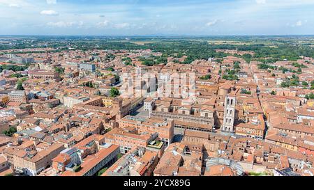 Wahrzeichen Italiens - wunderschöne mittelalterliche Stadt Ferrara in der Emilia Romagna. Drohnenblick auf das historische Zentrum mit Schloss und dom. Stockfoto