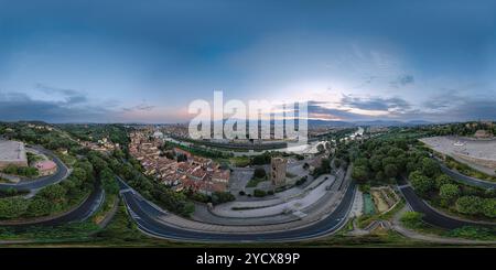 360 Grad Panorama Ansicht von Flächen 360 Grad nahtlose Panorama-Arten in der äquivalenten Projektion. Blick aus der Vogelperspektive auf den Fluss Arno und das alte Zentrum von Florenz von Piazzale aus