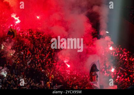 Tunis, Tunesien. 16. März 2024. Flammen werden bei einem Fußballspiel zwischen Esperance Sportive de Tunis (EST) und Club Africain (CA) gesehen, nachdem EST-Fans angeblich die Flammen im Rades-Stadion in Tunis entzündet hatten. Das Spiel ist Teil der Tunesien-Meisterschaft Stockfoto