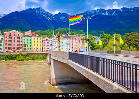 Bunte Innsbruck Architektur und Inn mit Blick auf den Fluss Stockfoto