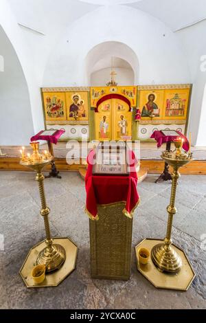 Inneres der Heilig-Kreuz-Kathedrale im orthodoxen Männerkloster St. Georgs (Juriev) in Veliky Nowgorod, Russland Stockfoto