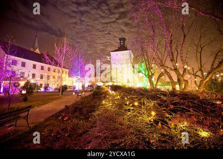 Zagreber Oberstadt Weihnachtsmarkt am Abend ansehen Stockfoto