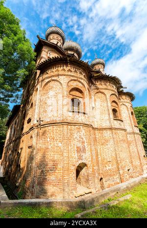 Antike russische orthodoxe Kirche mit hölzernen Kuppeln. Dreifaltigkeitskirche (1557) des Heiligen Geistes-Klosters in Veliky Nowgorod, Russland Stockfoto