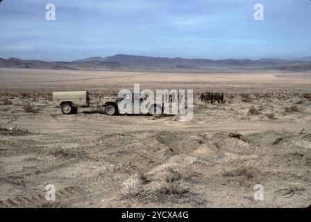 Fort Irwin, CA. USA. Mai 1991. Das Fort Irwin National Training Center (Fort Irwin NTC) ist ein wichtiges Trainingsgebiet für das US-Militär in der Mojave-Wüste im Norden des San Bernardino County, Kalifornien. Fort Irwin liegt auf einer durchschnittlichen Höhe von 2.454 ft (748 m) und liegt 37 mi (60 km) nordöstlich von Barstow in den Calico Mountains. Das National Training Center ist Teil des US Army Forces Command (FORSCOM). Die gegnerische Streitmacht im National Training Center ist das 11. Gepanzerte Kavallerie-Regiment, die Blackhorse Cavalry, die auf der Basis stationiert sind, um eine gegnerische Streitmacht zu bilden Stockfoto