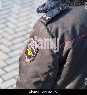 Chevron auf den Ärmeln der Winteruniformen und dem Schultergurt des russischen Polizisten Stockfoto