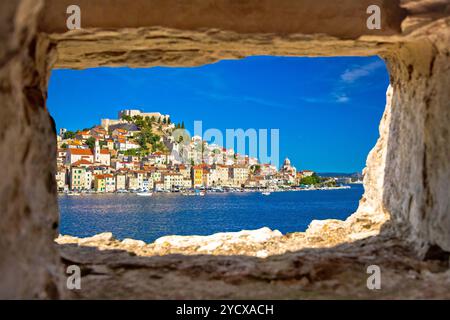 Historische Stadt Sibenik mit Blick auf das Wasser durch ein Steinfenster Stockfoto