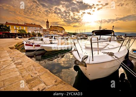 Goldener Blick auf die Stadt Krk am Morgen Stockfoto