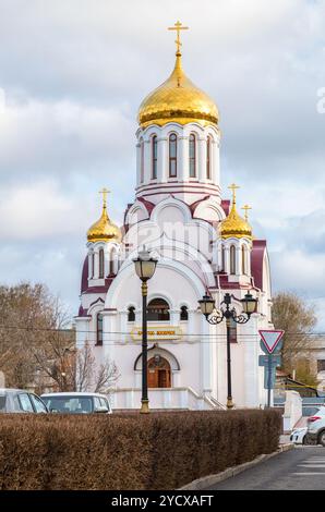 Orthodoxe Kirche zu Ehren der Ikone der Gottesmutter Derzhavnaya in Samara, Russland. Text auf Russisch: Christus ist auferstanden Stockfoto