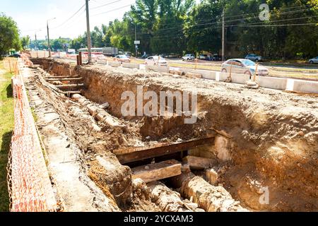 Reparaturarbeiten am Heizkanal. Ersatzleitungen der Heizungsleitung im Sommer Stockfoto