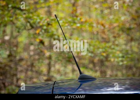 Allgemeine Außenantenne oder Antenne des blauen Autos, keine Personen. Stockfoto