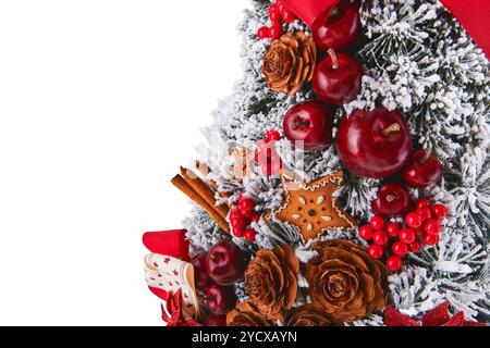 Weihnachtsbaumschmuck, Äpfel, rote Beeren, Zimtstangen, Tannenzapfen, Lebkuchenmann, Teigstern, große Schleifenbögen im Topf isoliert Stockfoto