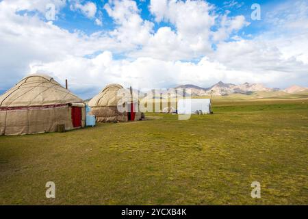 Jurten, typische Nomadenhäuser am Song Kul See, Kirgisistan Stockfoto