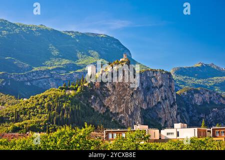 Arco Burgruinen auf Felsen über dem Gardasee Stockfoto