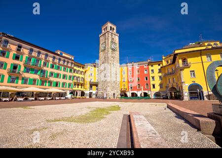 Farbenfroher italienischer Platz in Riva del Garda Stockfoto