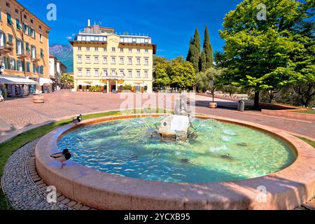 Platz und Brunnen in Riva del Garda Stockfoto