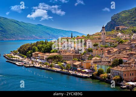 Limone sul Garda mit Blick aufs Wasser Stockfoto