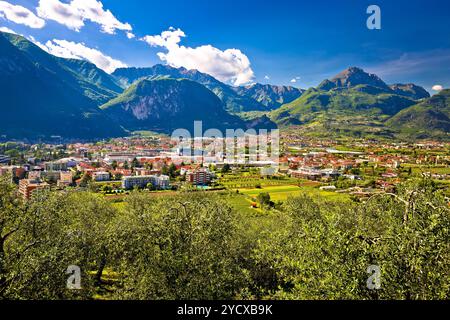 Aus der Vogelperspektive auf die Riva del Garda und die italienischen Alpen in Südtirol Stockfoto