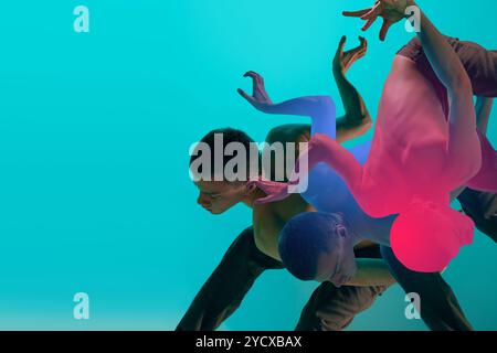 Männlicher Tänzer in der Mitte der Bewegung mit abstrakten Überzügen in Rosa- und Blautönen auf Aqua-Hintergrund. Zeitgenössische Kunstcollage. Stockfoto