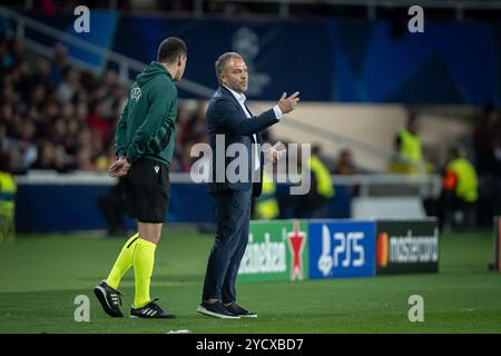 Barcelona, Spanien. Oktober 2024. Cheftrainer Hansi Flick (FC Barcelona) gibt beim Spiel der UEFA Champions League zwischen dem FC Barcelona und dem Bayern München bei Estadi Olimpic Lluís Companys Gesten. Endergebnis: FC Barcelona 4 - Bayern München 1. Quelle: SOPA Images Limited/Alamy Live News Stockfoto