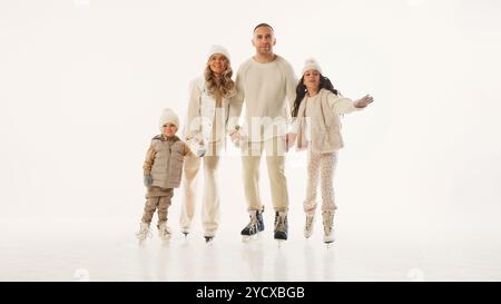 Lächelnd und händchenhaltend, lassen sich die Familien selbstbewusst Schlittschuhe laufen, während sie friedliche Momente der Zweisamkeit genießen und die einfachen Freuden der Urlaubstraditionen hervorheben. Stockfoto