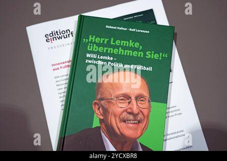 Im Pressesaal des Bremer Rathauses war am 24. Oktober 2024 die Willi-Lemke-Biografie von Helmut Hafner und Ralf Lorenzen vorgestellt. Titel: Herr Lemke, übernehmen Sie / Willi Lemke - zwischen Politik und Fußball. - Helmut Hafner war 35 Jahre Berater und Redenschreiber für den jeweiligen Bremer Bürgermeister, Ralf Lorenzen ist freier Autor und Journalist und schreibt Sporttexte hauptsächlich für ZDFsport.de und die taz. Das Buch ist im Verlag Edition einwurf in Rastede erschienen Verleger Christoph Schottes. - Der 1946 in Pönitz Ostholstein geborene Wilfried Lemke studierte in Hamburg Sport Stockfoto